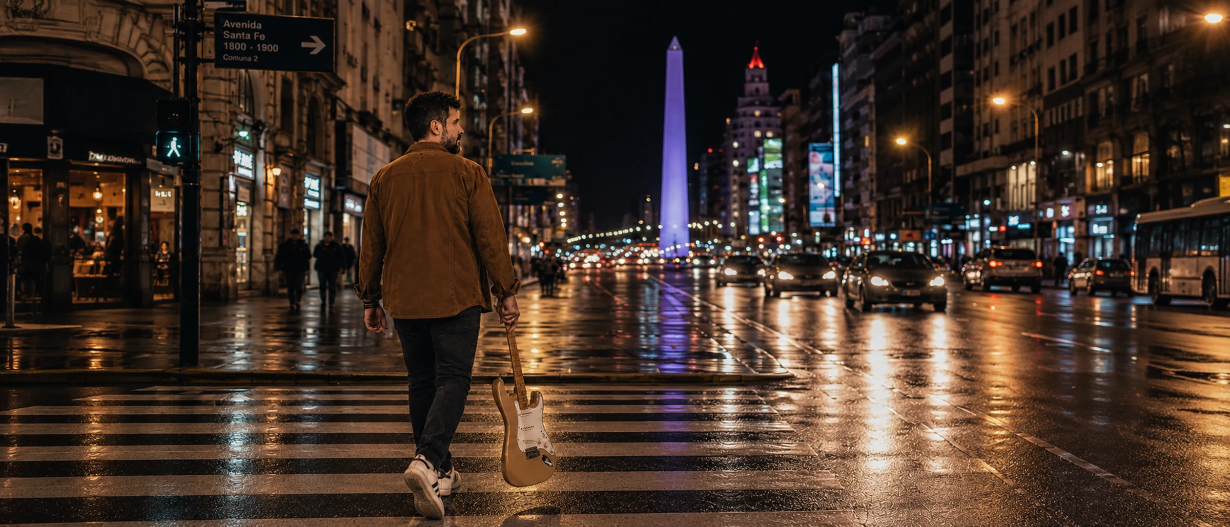 Tchelo con su guitarra en una avenida iluminada de Buenos Aires
